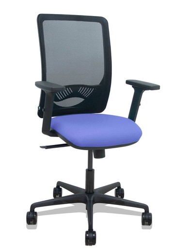 Modelo Zulema - Silla de oficina ergonómica con mecanismo sincro, brazos 2D- Respaldo de malla transpirable en color negro y asiento tapizados en tejido BALI color azul claro. Ruedas de nailon de 65mm