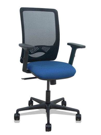 Modelo Zulema - Silla de oficina ergonómica con mecanismo sincro, brazos 2D- Respaldo de malla transpirable en color negro y asiento tapizados en tejido BALI color azul marino. Ruedas de nailon de 65mm