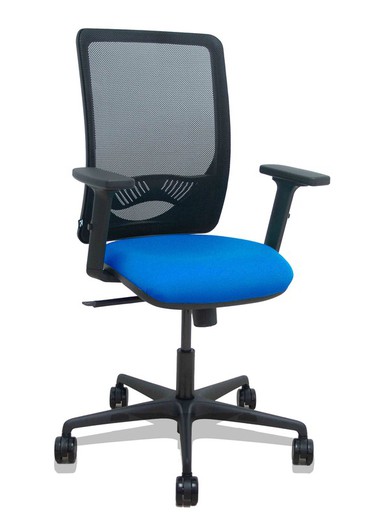 Modelo Zulema - Silla de oficina ergonómica con mecanismo sincro, brazos 2D- Respaldo de malla transpirable en color negro y asiento tapizados en tejido BALI color azul. Ruedas de nailon de 65mm