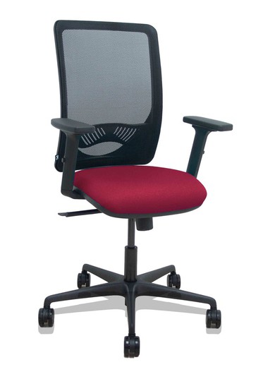 Modelo Zulema - Silla de oficina ergonómica con mecanismo sincro, brazos 2D- Respaldo de malla transpirable en color negro y asiento tapizados en tejido BALI color granate. Ruedas de nailon de 65mm