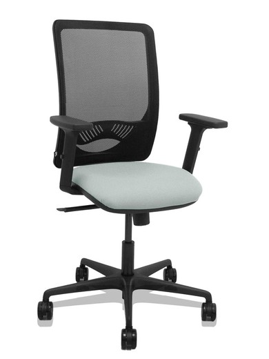 Modelo Zulema - Silla de oficina ergonómica con mecanismo sincro, brazos 2D- Respaldo de malla transpirable en color negro y asiento tapizados en tejido BALI color gris claro. Ruedas de nailon de 65mm