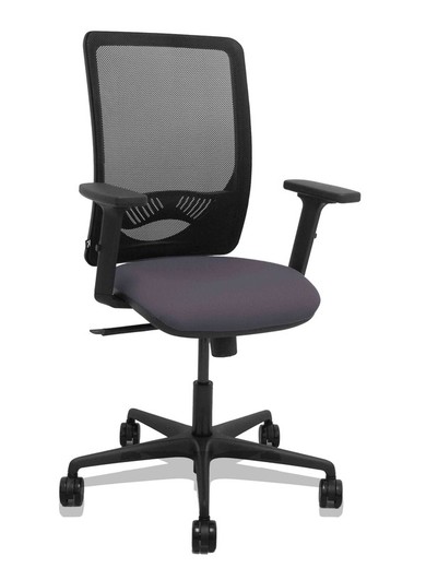 Modelo Zulema - Silla de oficina ergonómica con mecanismo sincro, brazos 2D- Respaldo de malla transpirable en color negro y asiento tapizados en tejido BALI color gris oscuro. Ruedas de nailon de 65mm