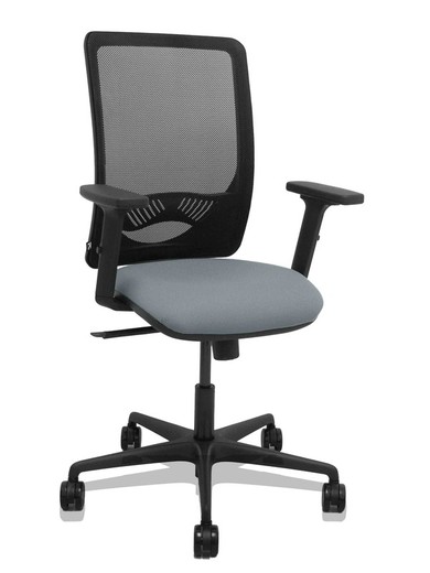 Modelo Zulema - Silla de oficina ergonómica con mecanismo sincro, brazos 2D- Respaldo de malla transpirable en color negro y asiento tapizados en tejido BALI color gris. Ruedas de nailon de 65mm