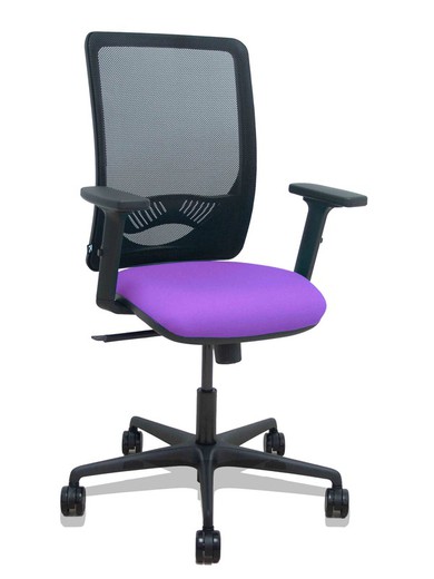 Modelo Zulema - Silla de oficina ergonómica con mecanismo sincro, brazos 2D- Respaldo de malla transpirable en color negro y asiento tapizados en tejido BALI color lila. Ruedas de nailon de 65mm