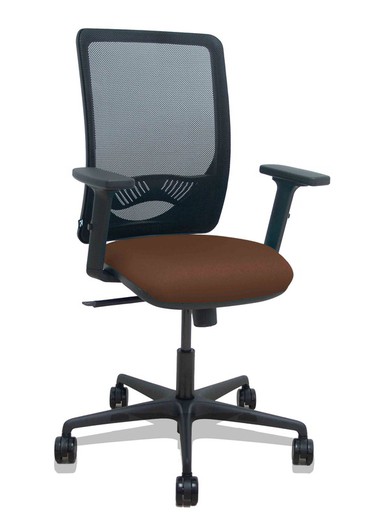 Modelo Zulema - Silla de oficina ergonómica con mecanismo sincro, brazos 2D- Respaldo de malla transpirable en color negro y asiento tapizados en tejido BALI color marrón oscuro. Ruedas de nailon de 65mm