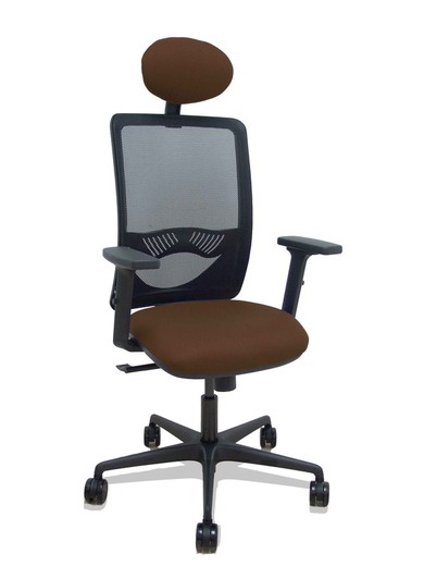 Modelo Zulema - Silla de oficina ergonómica con mecanismo sincro, brazos 2D- Respaldo de malla transpirable en color negro y asiento tapizados en tejido BALI color marrón oscuro. Ruedas de nailon de 65mm. Cabecero fijo tapizado