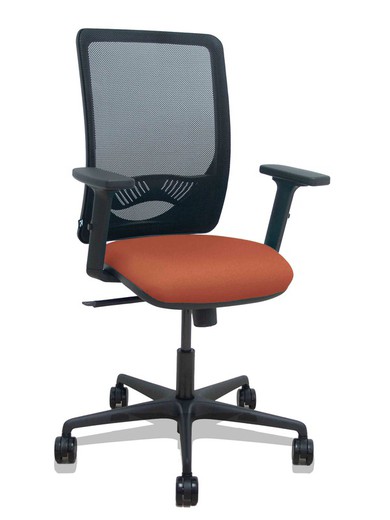 Modelo Zulema - Silla de oficina ergonómica con mecanismo sincro, brazos 2D- Respaldo de malla transpirable en color negro y asiento tapizados en tejido BALI color marrón. Ruedas de nailon de 65mm