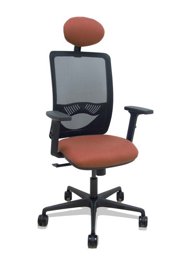 Modelo Zulema - Silla de oficina ergonómica con mecanismo sincro, brazos 2D- Respaldo de malla transpirable en color negro y asiento tapizados en tejido BALI color marrón. Ruedas de nailon de 65mm. Cabecero fijo tapizado