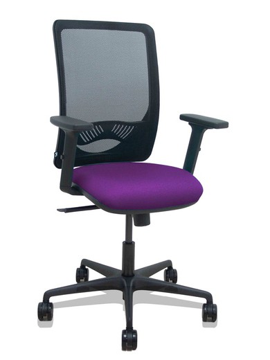 Modelo Zulema - Silla de oficina ergonómica con mecanismo sincro, brazos 2D- Respaldo de malla transpirable en color negro y asiento tapizados en tejido BALI color morado. Ruedas de nailon de 65mm