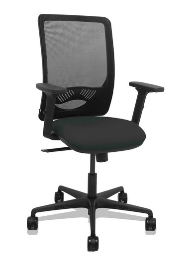 Modelo Zulema - Silla de oficina ergonómica con mecanismo sincro, brazos 2D- Respaldo de malla transpirable en color negro y asiento tapizados en tejido BALI color negro. Ruedas de nailon de 65mm