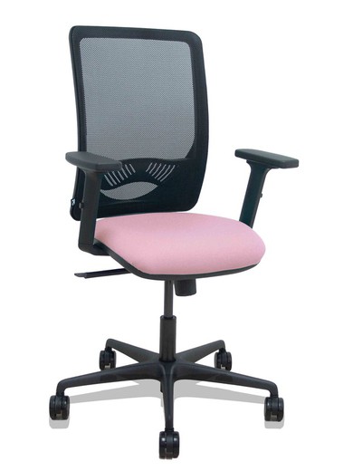 Modelo Zulema - Silla de oficina ergonómica con mecanismo sincro, brazos 2D- Respaldo de malla transpirable en color negro y asiento tapizados en tejido BALI color rosa. Ruedas de nailon de 65mm