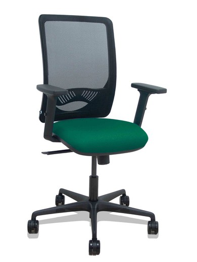 Modelo Zulema - Silla de oficina ergonómica con mecanismo sincro, brazos 2D- Respaldo de malla transpirable en color negro y asiento tapizados en tejido BALI color verde botella. Ruedas de nailon de 65mm