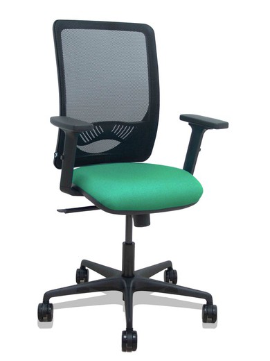 Modelo Zulema - Silla de oficina ergonómica con mecanismo sincro, brazos 2D- Respaldo de malla transpirable en color negro y asiento tapizados en tejido BALI color verde esmeralda. Ruedas de nailon de 65mm