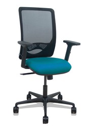 Modelo Zulema - Silla de oficina ergonómica con mecanismo sincro, brazos 2D- Respaldo de malla transpirable en color negro y asiento tapizados en tejido BALI color verde petróleo. Ruedas de nailon de 65mm