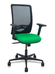 Modelo Zulema - Silla de oficina ergonómica con mecanismo sincro, brazos 2D- Respaldo de malla transpirable en color negro y asiento tapizados en tejido BALI color verde. Ruedas de nailon de 65mm