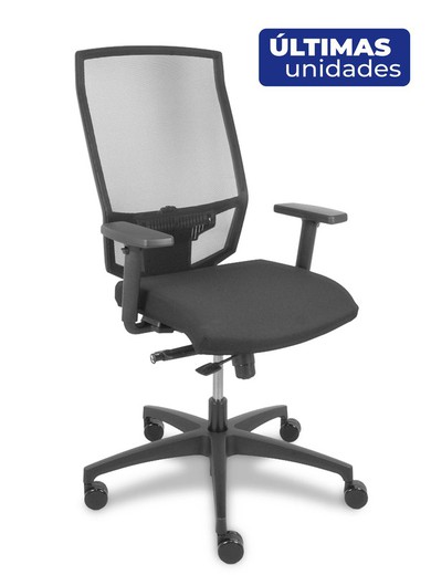 Silla de oficina ergonómica con mecanismo sincro con traslack, regulable en altura - Respaldo de malla y asiento tapizado en tejido polo color negro. Brazos regulables.