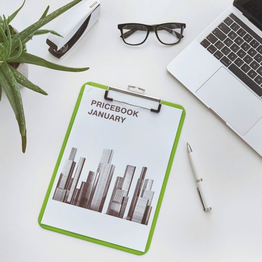 WOW mapp med metallklämma. Tillverkad i PS. DIN A4, grön