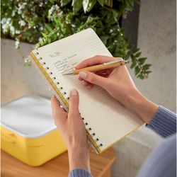 Cuaderno Wiro Leitz Cosy. Tapas duras. 80 hojas rayado horizontal, DIN B5, amarillo