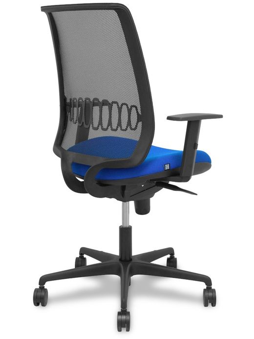 Modelo Alares - Silla de oficina ergonómica con mecanismo sincro, brazos regulables y ajustable en altura - Respaldo de malla transpirable en color negro y asiento tapizados en tejido BALI color azul.