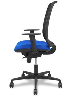 Modelo Alares - Silla de oficina ergonómica con mecanismo sincro, brazos regulables y ajustable en altura - Respaldo de malla transpirable en color negro y asiento tapizados en tejido BALI color azul.