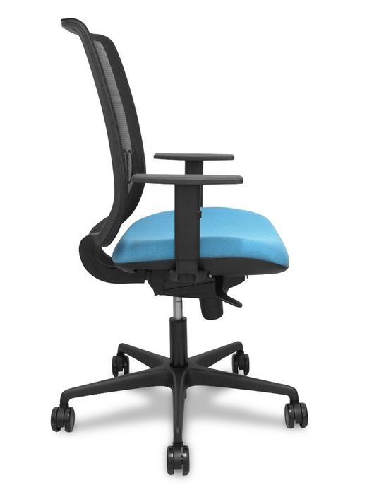 Modelo Alares - Silla de oficina ergonómica con mecanismo sincro, brazos regulables y ajustable en altura - Respaldo de malla transpirable en color negro y asiento tapizados en tejido BALI color azul cielo.