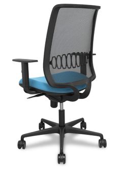 Modelo Alares - Silla de oficina ergonómica con mecanismo sincro, brazos regulables y ajustable en altura - Respaldo de malla transpirable en color negro y asiento tapizados en tejido BALI color azul cielo.