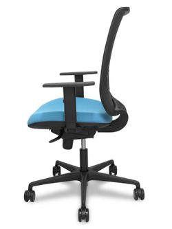 Modelo Alares - Silla de oficina ergonómica con mecanismo sincro, brazos regulables y ajustable en altura - Respaldo de malla transpirable en color negro y asiento tapizados en tejido BALI color azul cielo.