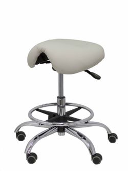 Modelo Alatoz. Taburete clínico giratorio y ergonómico con asiento anatómico y regulable en altura (aro reposapiés cromado INCLUIDO)  Asiento tapizado en similpiel color gris claro (FÁCIL DE LIMPIAR)