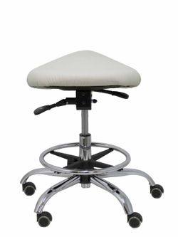 Modelo Alatoz. Taburete clínico giratorio y ergonómico con asiento anatómico y regulable en altura (aro reposapiés cromado INCLUIDO)  Asiento tapizado en similpiel color gris claro (FÁCIL DE LIMPIAR)
