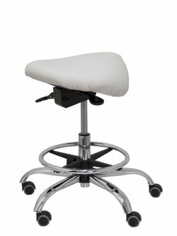 Modelo Alatoz. Taburete clínico giratorio y ergonómico con asiento anatómico y regulable en altura (aro reposapiés cromado INCLUIDO)  Asiento tapizado en similpiel color gris claro (FÁCIL DE LIMPIAR)