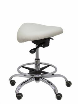 Modelo Alatoz. Taburete clínico giratorio y ergonómico con asiento anatómico y regulable en altura (aro reposapiés cromado INCLUIDO)  Asiento tapizado en similpiel color gris claro (FÁCIL DE LIMPIAR)