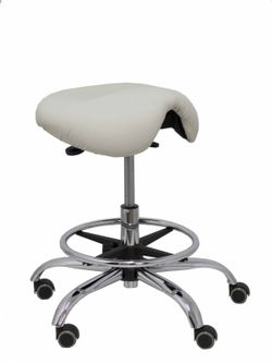 Modelo Alatoz. Taburete clínico giratorio y ergonómico con asiento anatómico y regulable en altura (aro reposapiés cromado INCLUIDO)  Asiento tapizado en similpiel color gris claro (FÁCIL DE LIMPIAR)