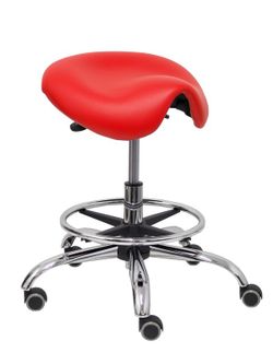 Modelo Alatoz. Taburete clínico giratorio y ergonómico con asiento anatómico y regulable en altura (aro reposapiés cromado INCLUIDO). Asiento tapizado en similpiel color rojo (FÁCIL DE LIMPIAR)