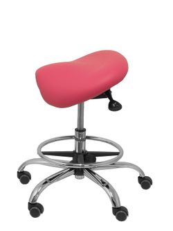 Modelo Alatoz. Taburete clínico giratorio y ergonómico con asiento anatómico y regulable en altura (aro reposapiés cromado INCLUIDO)  Asiento tapizado en similpiel color rosa (FÁCIL DE LIMPIAR)
