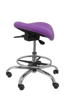 Modelo Alatoz. Taburete clínico giratorio y ergonómico con asiento anatómico y regulable en altura (aro reposapiés cromado INCLUIDO)  Asiento tapizado en tejido BALI color lila.