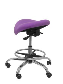 Modelo Alatoz. Taburete clínico giratorio y ergonómico con asiento anatómico y regulable en altura (aro reposapiés cromado INCLUIDO)  Asiento tapizado en tejido BALI color lila.