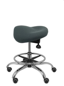 Modelo Alatoz. Taburete clínico giratorio y ergonómico con asiento anatómico y regulable en altura(aro reposapiés cromado INCLUIDO)  Asiento tapizado en tejido BALI color gris oscuro.