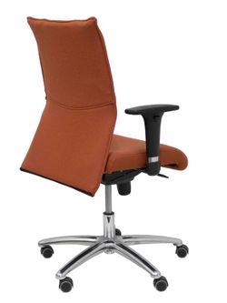 Modelo Albacete confidente - Sillón confidente ergonómico para visitas con mecanismo sincro y regulable en altura - Asiento y respaldo tapizados en tejido BALI color marrón