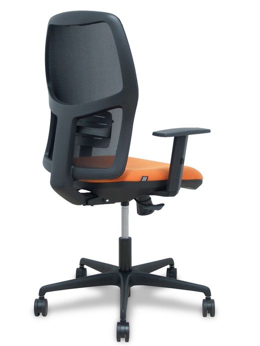 Modelo Alfera - Silla de oficina ergonómica con mecanismo sincro, brazos regulables y ajustable en altura - Respaldo de malla transpirable en color negro y asiento tapizados en tejido BALI color naranja.