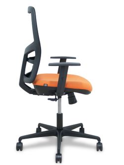 Modelo Alfera - Silla de oficina ergonómica con mecanismo sincro, brazos regulables y ajustable en altura - Respaldo de malla transpirable en color negro y asiento tapizados en tejido BALI color naranja.
