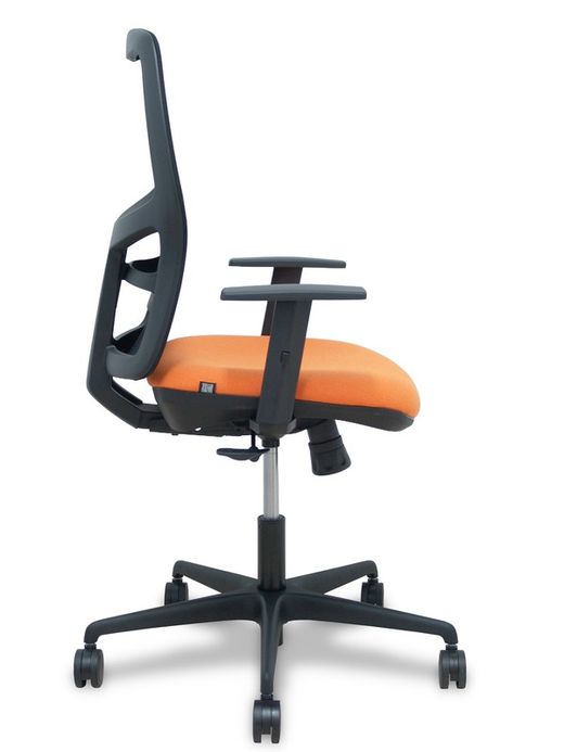 Modelo Alfera - Silla de oficina ergonómica con mecanismo sincro, brazos regulables y ajustable en altura - Respaldo de malla transpirable en color negro y asiento tapizados en tejido BALI color naranja.