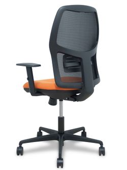 Modelo Alfera - Silla de oficina ergonómica con mecanismo sincro, brazos regulables y ajustable en altura - Respaldo de malla transpirable en color negro y asiento tapizados en tejido BALI color naranja.