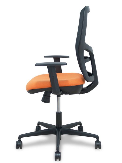 Modelo Alfera - Silla de oficina ergonómica con mecanismo sincro, brazos regulables y ajustable en altura - Respaldo de malla transpirable en color negro y asiento tapizados en tejido BALI color naranja.