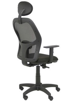 Modelo Alocén - Silla de oficina ergonómica con mecanismo sincro, brazos regulables y ajustable en altura - Respaldo de malla transpirable en color negro con cabecero fijo y asiento tapizados en tejido BALI color negro.