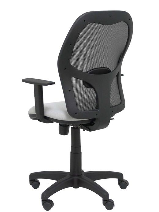 Modelo Alocén - Silla de oficina ergonómica con mecanismo sincro, brazos regulables y ajustable en altura - Respaldo de malla transpirable en color negro y asiento tapizados en tejido BALI color gris claro.