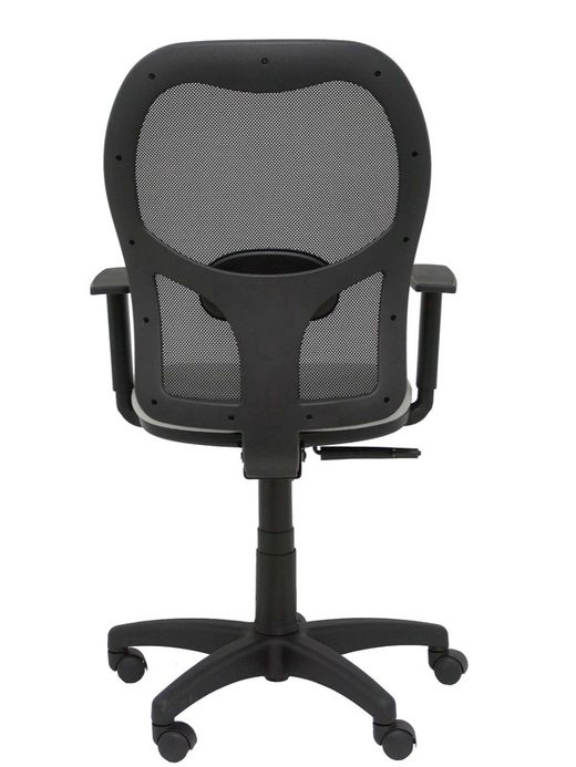 Modelo Alocén - Silla de oficina ergonómica con mecanismo sincro, brazos regulables y ajustable en altura - Respaldo de malla transpirable en color negro y asiento tapizados en tejido BALI color gris claro.