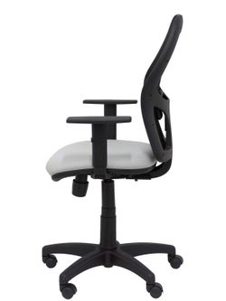 Modelo Alocén - Silla de oficina ergonómica con mecanismo sincro, brazos regulables y ajustable en altura - Respaldo de malla transpirable en color negro y asiento tapizados en tejido BALI color gris claro.