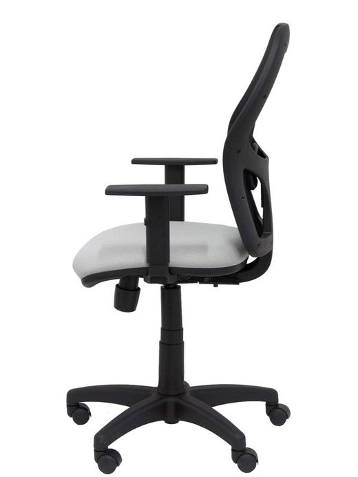 Modelo Alocén - Silla de oficina ergonómica con mecanismo sincro, brazos regulables y ajustable en altura - Respaldo de malla transpirable en color negro y asiento tapizados en tejido BALI color gris claro.