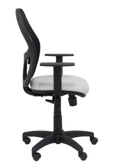 Modelo Alocén - Silla de oficina ergonómica con mecanismo sincro, brazos regulables y ajustable en altura - Respaldo de malla transpirable en color negro y asiento tapizados en tejido BALI color gris claro.