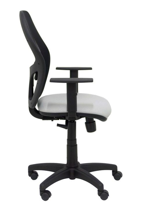 Modelo Alocén - Silla de oficina ergonómica con mecanismo sincro, brazos regulables y ajustable en altura - Respaldo de malla transpirable en color negro y asiento tapizados en tejido BALI color gris claro.